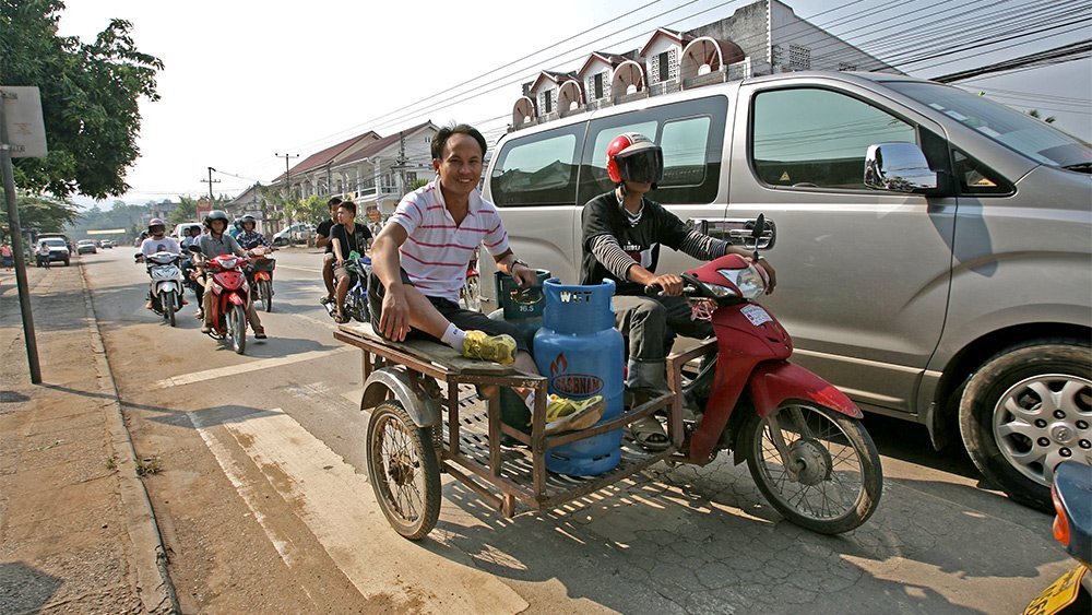 Giao thông kỳ lạ ở Lào